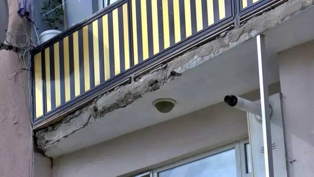 Dökülen binanın önünden geçmeye dahi korkarken istenen kira bedeli 'Pes' dedirtti! Resmen 60 yıllık 'tabutta' yaşıyorlar 13